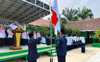 Tanpa Naskah, Tetap Tegas! Pasukan Inti Pramuka MTsN 2 Lampung Tengah Tunjukkan Kesiapan dalam Upacara Senin