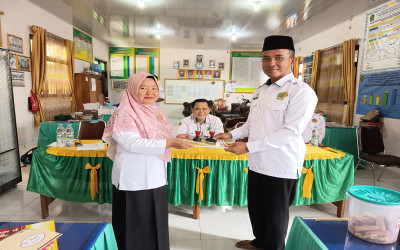 MTsN 2 Lampung Tengah Gelar Rapat Persiapan TKA dan Ujian Madrasah Sekaligus Serah Terima Jabatan PLT Kaur TU