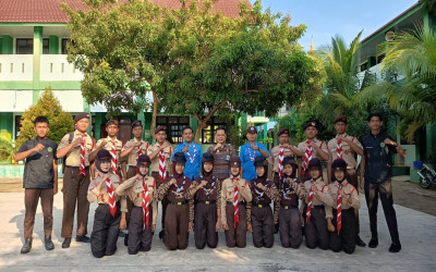 Kepala MTsN 2 Lampung Tengah Lepas Peserta Didik Ikuti LAMBANG 1 di SMAN 1 Bandar Surabaya